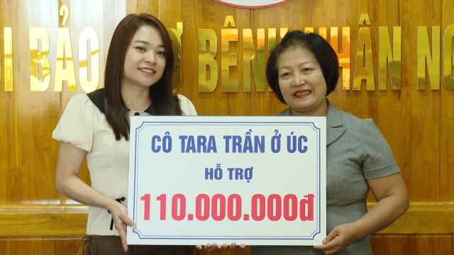 Trao tiền hỗ trợ cho trẻ em mồ côi, bệnh nhân nghèo khó khăn